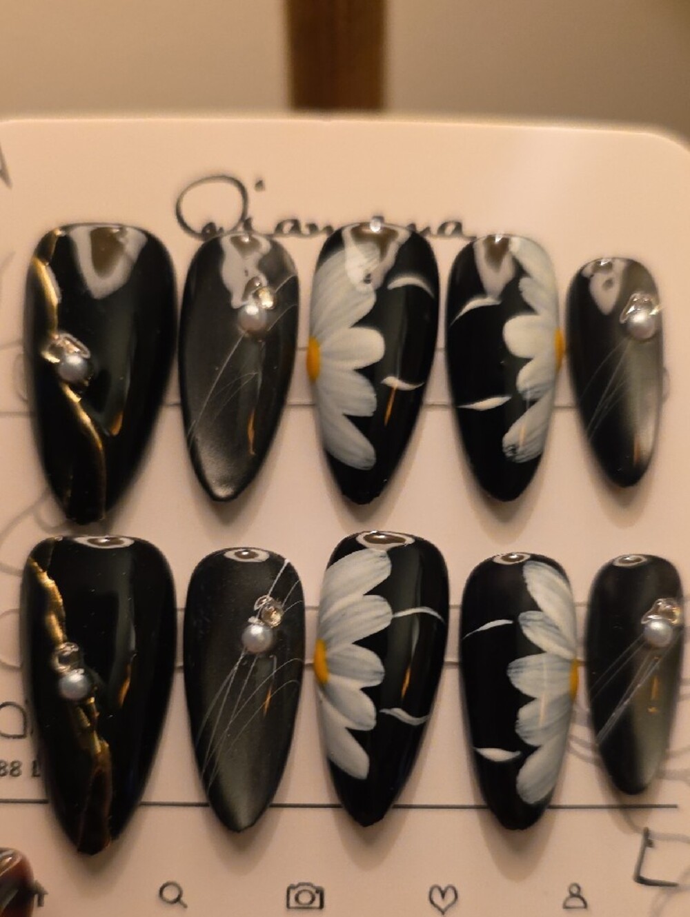 Black Daisy Accent Press-On Nails - Size Large - Picture 4 of 7